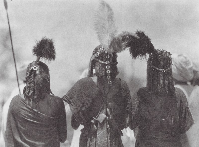 Afrique: Coiffure Aulad Hamid (photo n/b) - Hugo Adolf Bernatzik