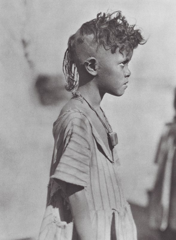 Afrique : Enfant Bisharin avec amulette - Hugo Adolf Bernatzik