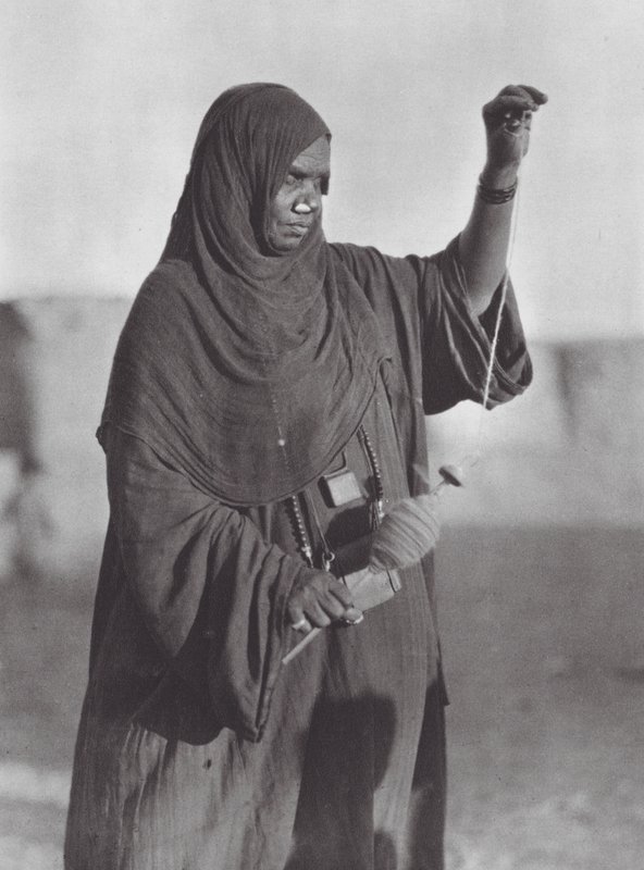 Afrique : Femme Bisharin filant, désert nubien - Hugo Adolf Bernatzik