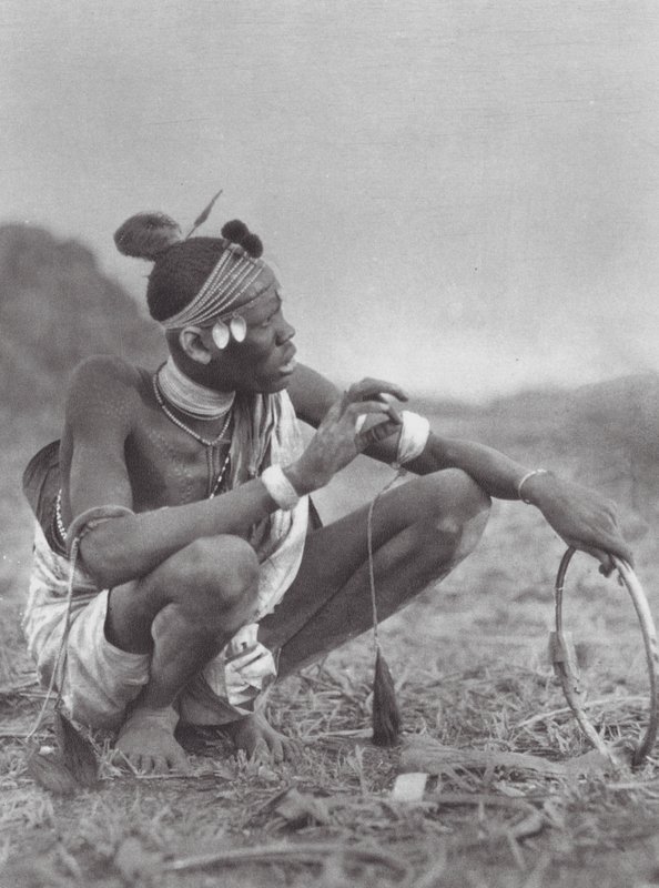 Afrique : Marié Dinka négociant les ornements de la mariée - Hugo Adolf Bernatzik