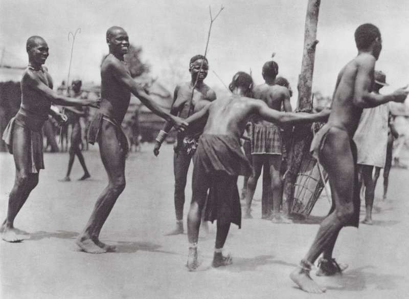 Afrique : Danse ronde Moru - Hugo Adolf Bernatzik