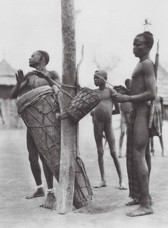 Afrique : Hommes Moru jouant des tambours - Hugo Adolf Bernatzik