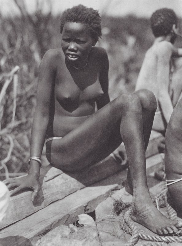 Afrique : Fille Nuer sur le Bahr el Zeraf - Hugo Adolf Bernatzik