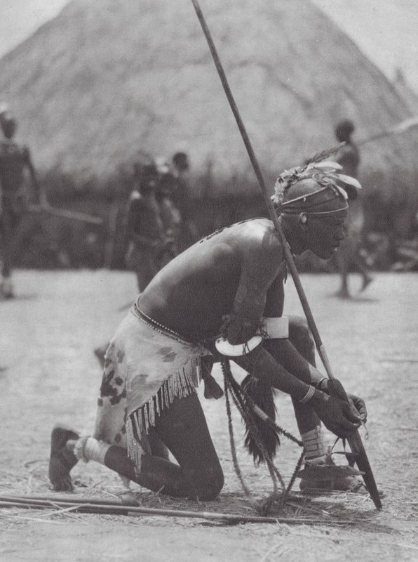 Afrique : Shilluk en tenue de fête - Hugo Adolf Bernatzik
