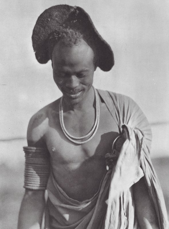 Afrique : Guerrier Shilluk avec coiffure à capuche - Hugo Adolf Bernatzik