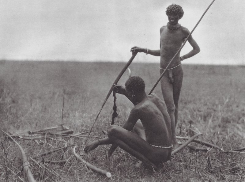Afrique : Guerriers Shilluk se reposant - Hugo Adolf Bernatzik