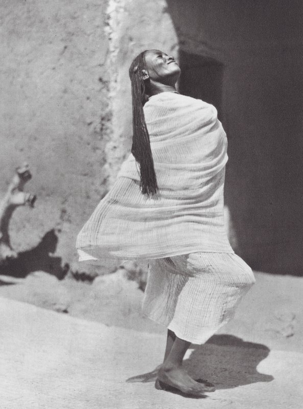 Afrique : Danseuse soudanaise, Omdurman - Hugo Adolf Bernatzik