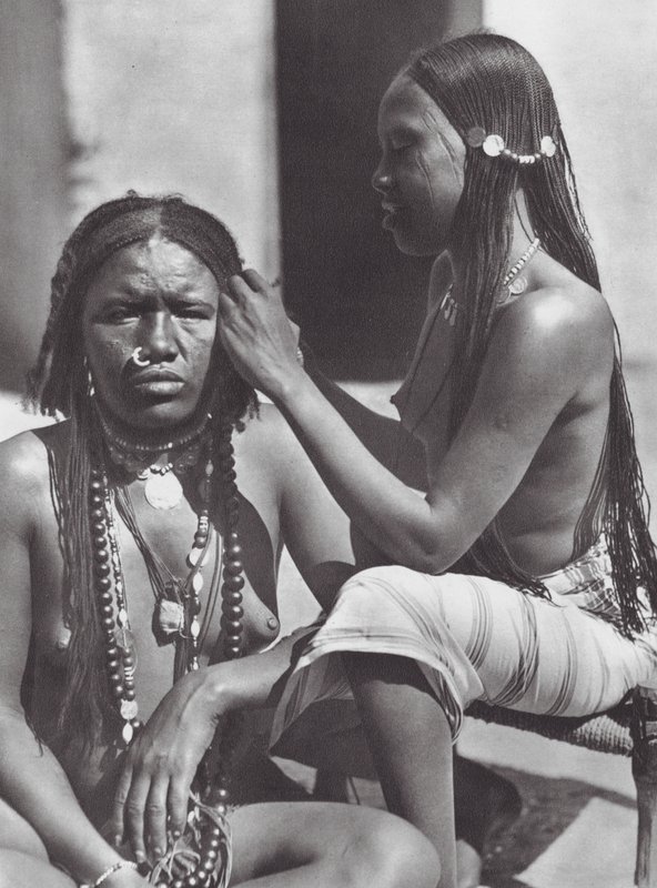Afrique : Femmes soudanaises tressant des cheveux - Hugo Adolf Bernatzik