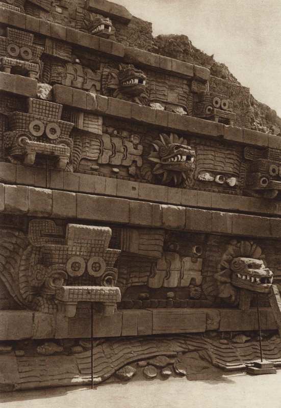 Mexique : San Juan Teotihuacan, sculptures en pierre sur la façade ouest de la pyramide de Quetzalcouatl, pyramide au centre de la Citadelle (photo n/b) - Hugo Brehme