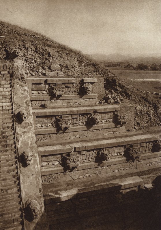 Mexique : San Juan Teotihuacan, sculptures en pierre sur la façade ouest de la pyramide de Quetzalcouatl, pyramide au centre de la Citadelle (photo n/b) - Hugo Brehme