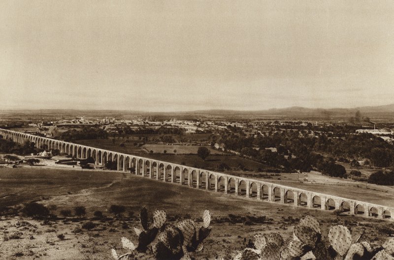 Mexique : Vue de Queretaro avec de vieilles conduites d