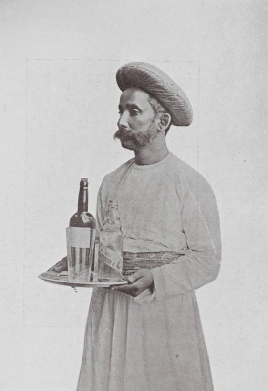Bombay / Mumbai : Le garçon de table (photo n/b) - Indian photographer