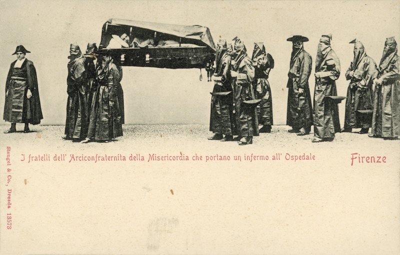 Frères de la Compagnia della Misericordia transportant un malade à l