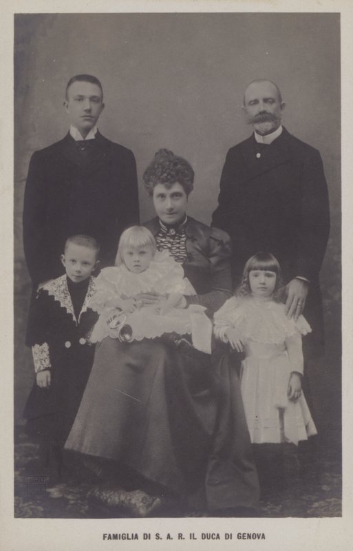 Prince Thomas, duc de Gênes et sa femme, princesse Isabelle de Bavière, avec leurs enfants - Italian Photographer