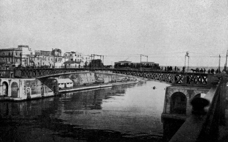 Tarente, Pont tournant fermé et vieille ville (photo n/b) - Italian Photographer