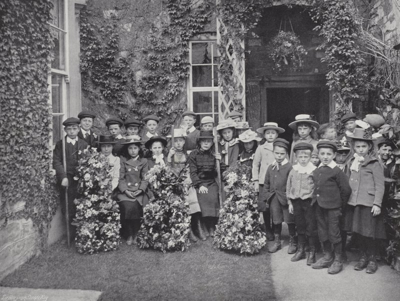 Jour de la guirlande à Abbotsbury, enfants avec des guirlandes - J. Benjamin Stone