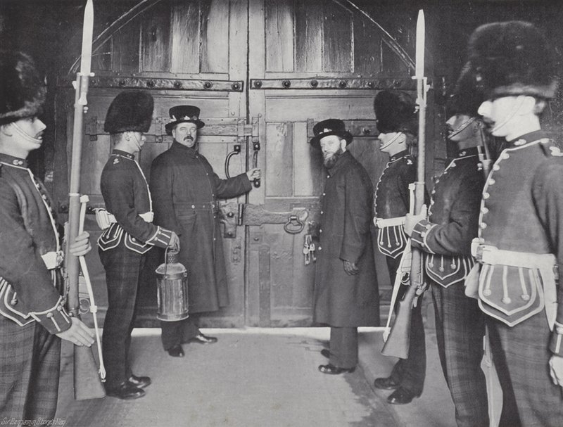 Verrouillage des portes de la tour, fermeture pour la nuit - J. Benjamin Stone