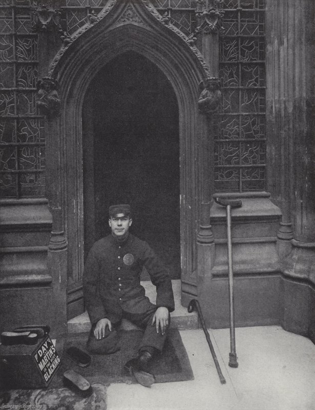 Le cireur de chaussures de la Chambre des communes - J. Benjamin Stone