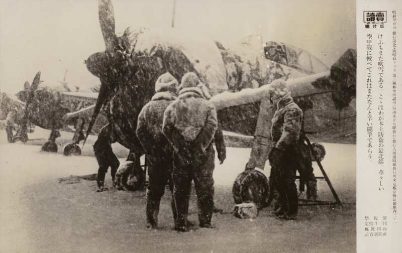 Aviateurs sur un aérodrome pendant une tempête de neige, Seconde Guerre mondiale - Japanese Photographer