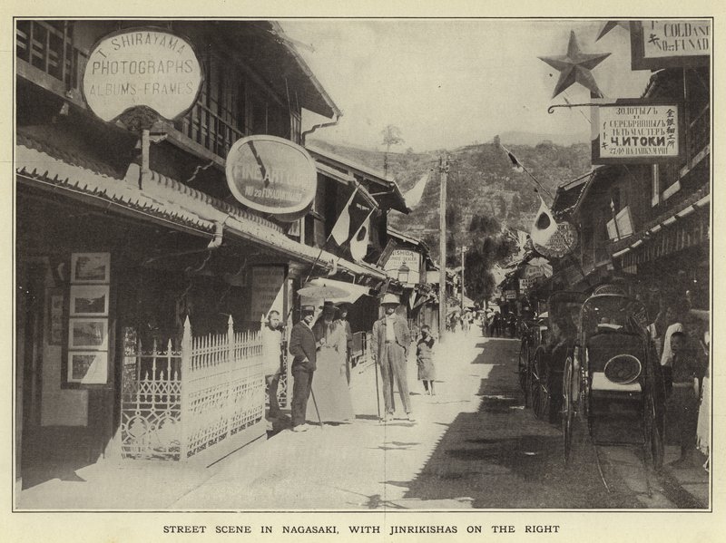Scène de rue à Nagasaki, avec des Jinrikishas à droite - Japanese Photographer