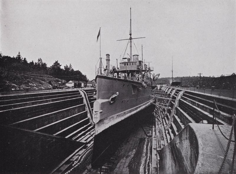 HMS "Flora," en cale sèche, Esquimalt, Colombie-Britannique - Photographer Canadian