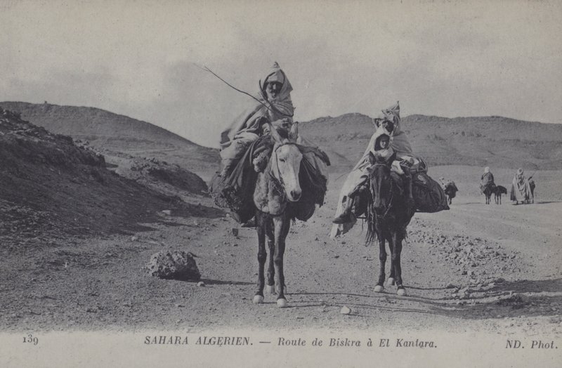 Voyageurs dans le Sahara algérien sur la route de Biskra à El Kantara (photo n/b) - Photographer French