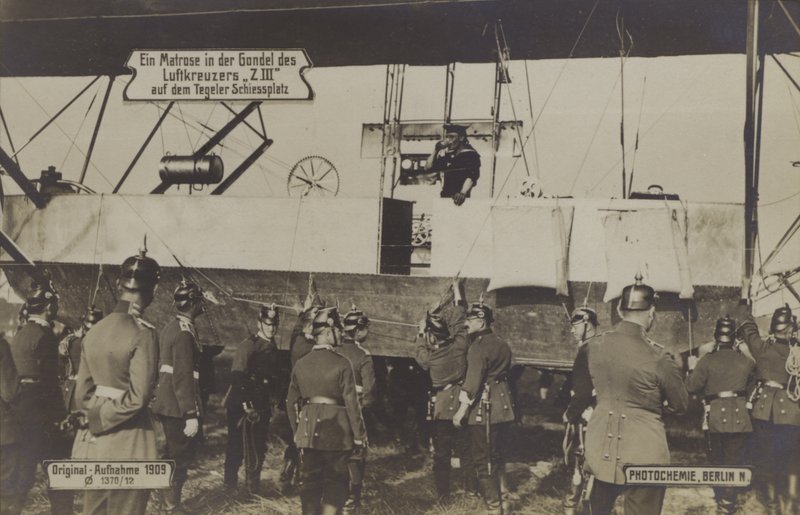 Un marin dans la gondole du Zeppelin LZ III au champ de tir de Tegel, Berlin - Photographer German