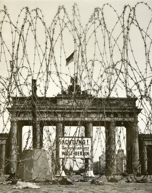 Fil de fer barbelé devant la Porte de Brandebourg, Berlin, Allemagne, pendant l