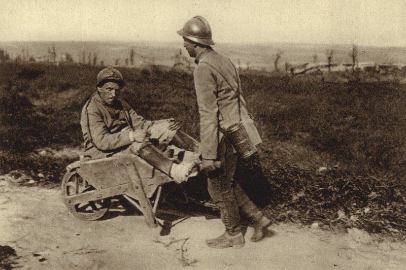 Soldat français capturé transportant son camarade blessé dans une brouette, Première Guerre mondiale - Photographer German
