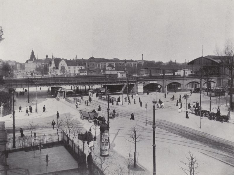 Charlottenburg, rue Hardenberg, gare du Jardin zoologique - Photographer German