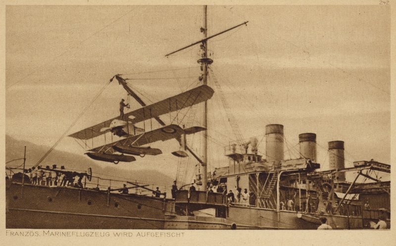Avion naval français étant levé sur un navire - Photographer German