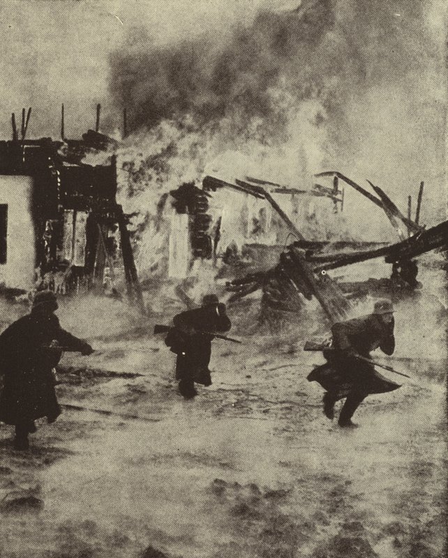 Soldats allemands avançant à travers les ruines en flammes de Rotterdam après son bombardement par la Luftwaffe, Seconde Guerre mondiale, mai 1940 - Photographer German