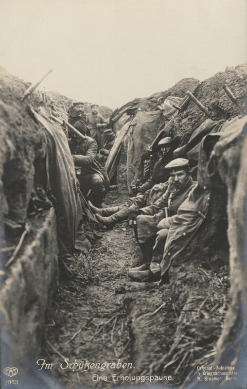 Soldats allemands faisant une pause dans les tranchées, Première Guerre mondiale - Photographer German