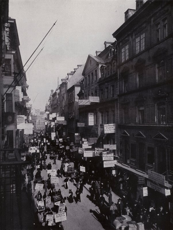 Leipzig : Petersstrasse pendant la foire - Photographer German