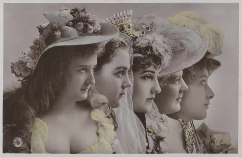 Ligne de femmes en tenue historique - Photographer German