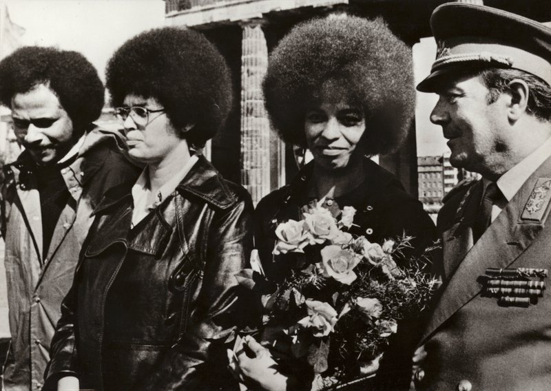 Le 11 septembre 1972, la courageuse communiste américaine et défenseure des droits civiques Angela Davis a été cordialement accueillie par les soldats de l