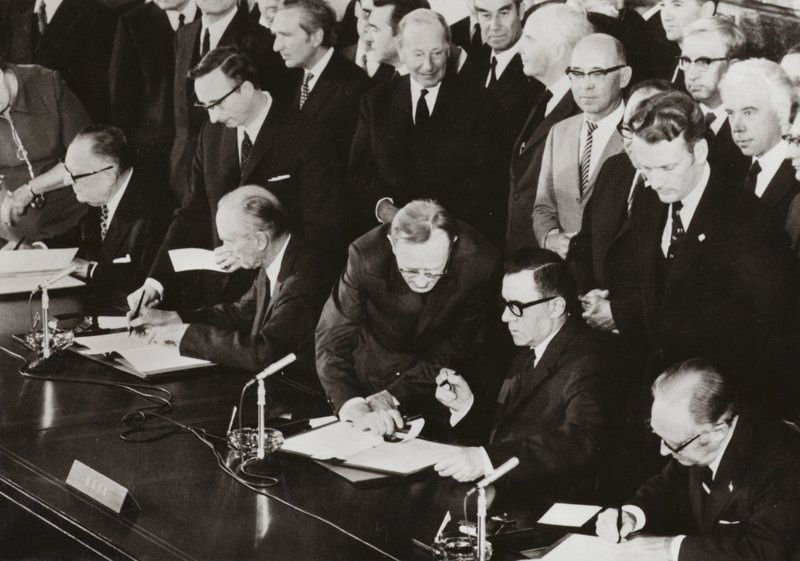Le 3 juin 1972, les ministres des Affaires étrangères des Quatre Puissances ont signé le protocole final de l