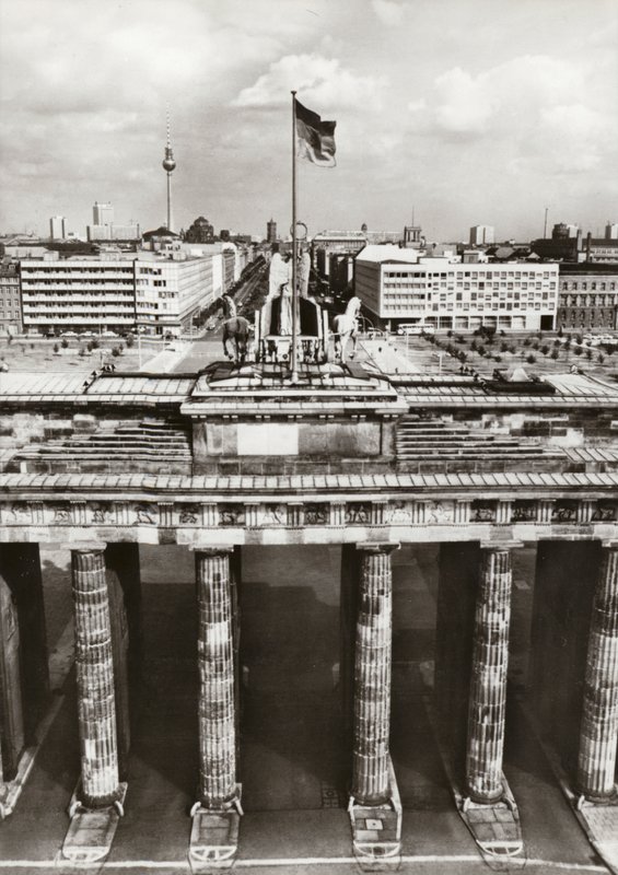 Protégée par des frontières sûres, la construction de la capitale de la RDA continue (photo n/b) - Photographer German