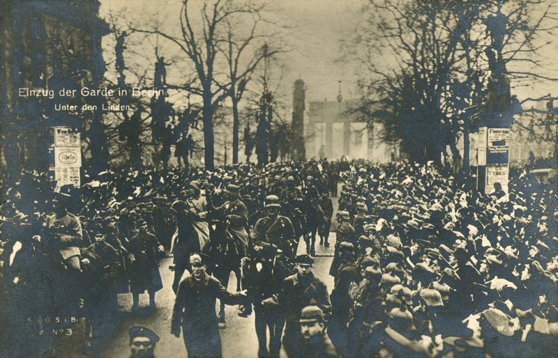 Retour des troupes allemandes défilant sur Unter den Linden, Berlin, décembre 1918 - Photographer German
