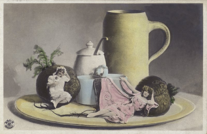 Petites filles sur un plateau de vaisselle - Photographer German