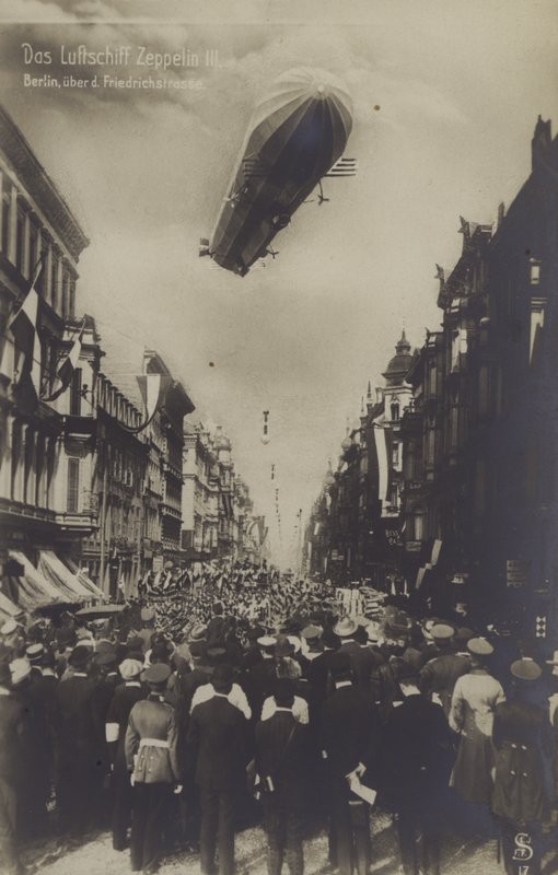 Zeppelin LZ III survolant la Friedrichstrasse, Berlin - Photographer German