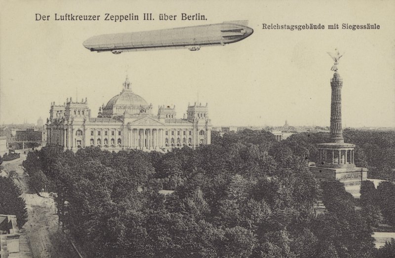 Zeppelin LZ III survolant Berlin - Photographer German