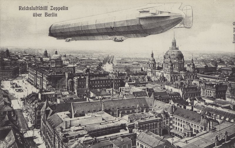 Dirigeable Zeppelin survolant Berlin - Photographer German