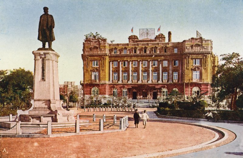 Mandchourie : Hôtel Yamato, La statue du général Oshima à Dairen - Photographer Japanese