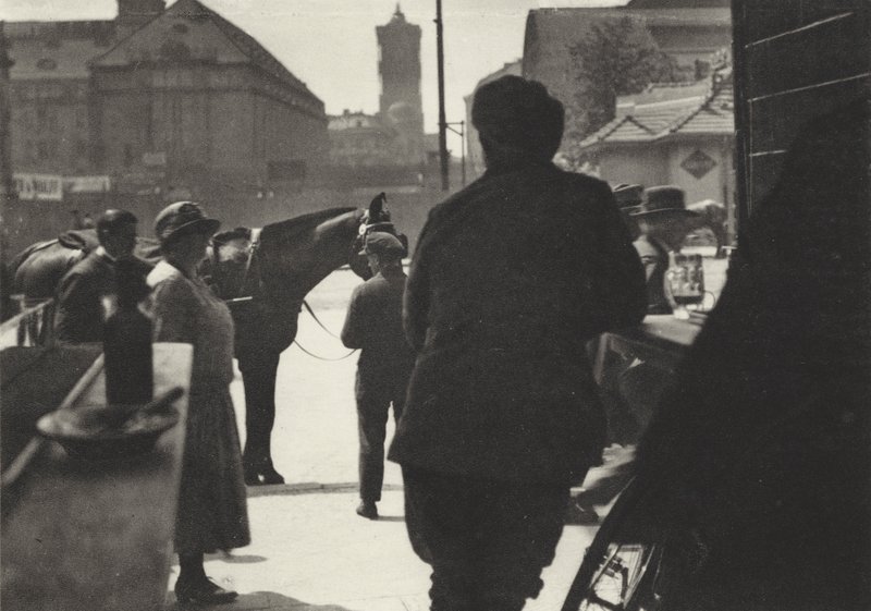 Berlin : Blick aus einer Kneipe auf den Alexanderplatz - Sasha Stone