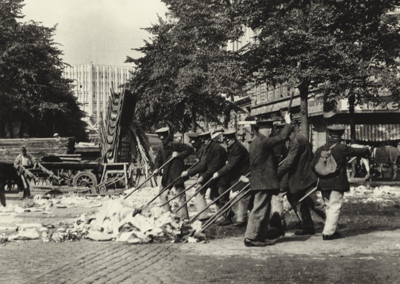 Berlin: Balayeurs de Rue sur la Place Wittenberg - Sasha Stone