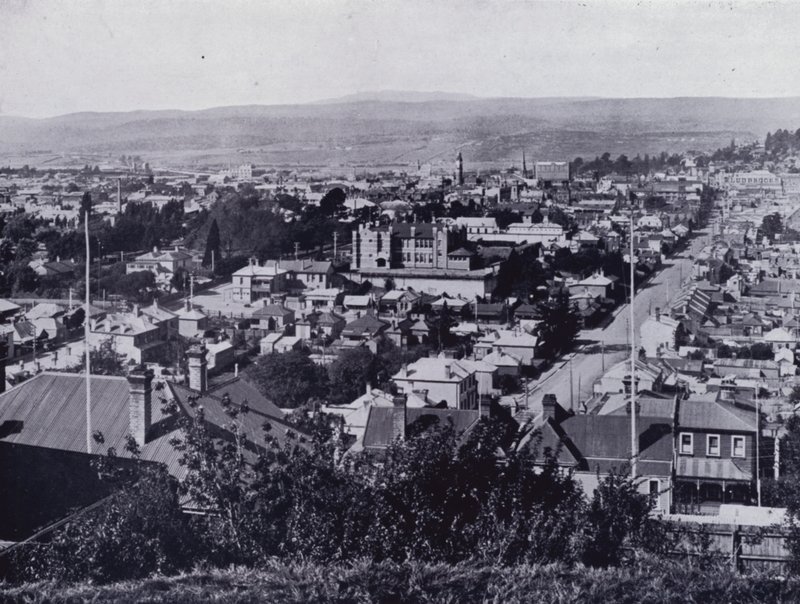 Launceston : Vue depuis Upper Brisbane Street, surplombant Brisbane et Paterson Streets, State High School au centre - Stephen Spurling