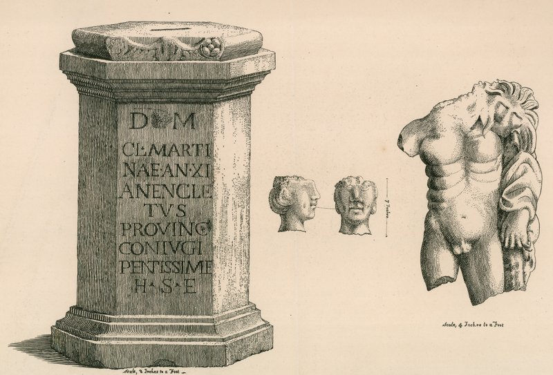 Un piédestal et un fragment de la statue d