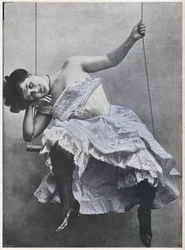 Fille sur une balançoire
