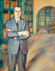 Portrait du notaire en costume, cravate et lunettes, dans sa bibliothèque aux étagères remplies de livres.